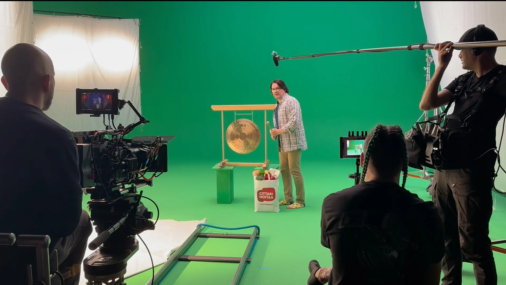 kcm_1920x1080_4 Behind the scenes of a K-Citymarket commercial shoot, man standing in front of a green screen playing a kong, being shot by film crew